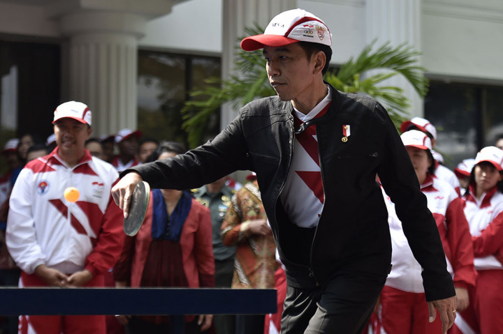 Pertandingan tenis meja antara tim Presiden Jokowi-Erick Thohir ?dan Susi Susanti-Jopie Warsono? itu pun semakin menarik kala Presiden Jokowi berkali-kali ?melakukan smash ke kubu lawannya. 
