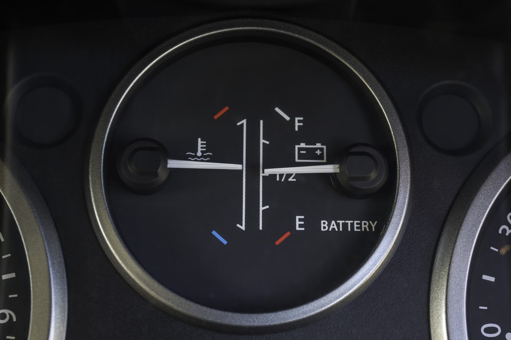 Bila paket baterei plug-in berdaya 70 kilowatt dalam kondisi penuh, Land Rover Defender bermesin listrik mampu melaju hingga kecepatan 120 kilometer/jam. 