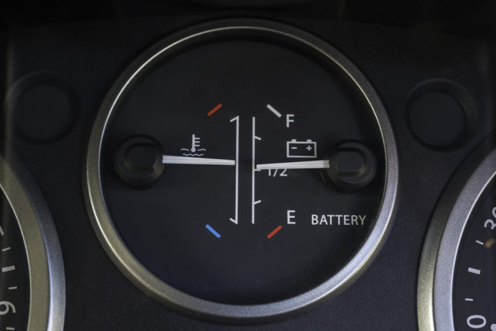 Bila paket baterei plug-in berdaya 70 kilowatt dalam kondisi penuh, Land Rover Defender bermesin listrik mampu melaju hingga kecepatan 120 kilometer/jam. 