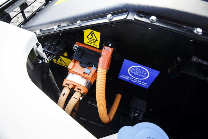 Pengsian penuh paket baterei plug-in berdaya 70 kilowatt membutuhkan waktu 10 jam. Bila menggunakan perangkat fast charging, masih memakan waktu 4 empat jam.  