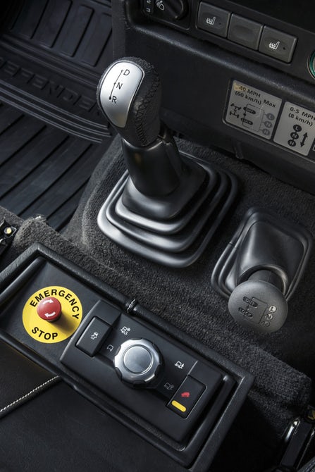 Nilai lebih Defender sebagai kendaraan offroad tangguh jelas dipertahankan. Land Rover mengembangkan gearbox all whell drive khusus yang sesuai dengan motor lisrik barunya.