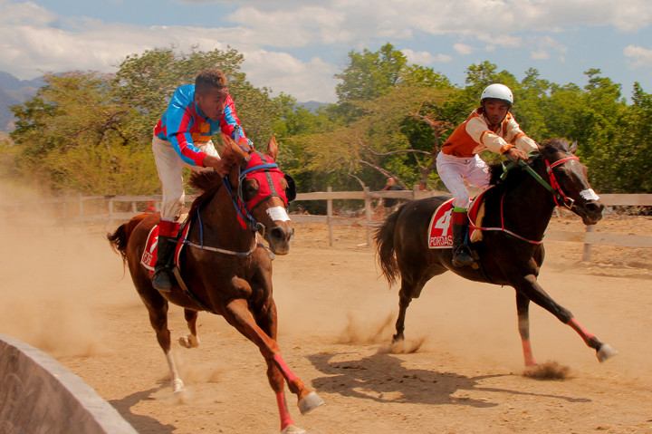 Balap kuda yang dilakukan di Wini daerah perbatasan dengan Timor Leste itu diikuti oleh hampir semua pencinta balap kuda dari seluruh Nusa Tenggara Timur, bahkan ada juga dari Manado, Nusa Tenggara Barat serta dari negara tetangga Timor Leste.