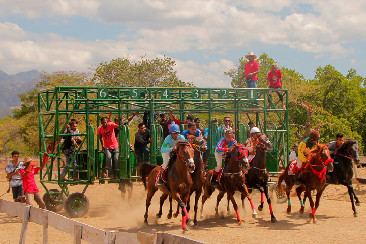 Kegiatan tahunan yang sudah dicetuskan oleh Pemda TTU sendiri selain menjadi daya tarik dan hiburan bagi masyarakat di wilayah perbatasan, juga dapat membantu mempromosikan kawasan wisata kawasan perbatasan itu.
