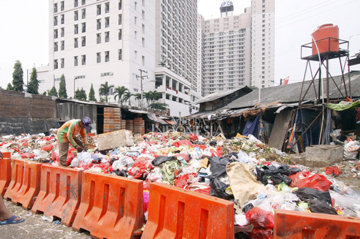 Sampah menumpuk dan berserakan di kawasan Kemiri Muka, Beji, Depok, Jawa Barat. 