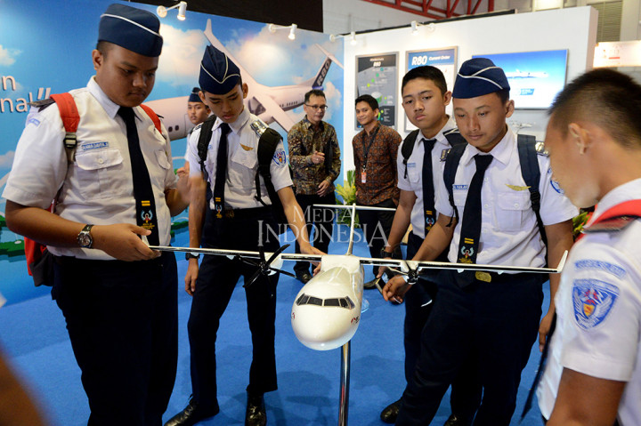 Pelajar melihat purwarupa pesawat buatan Indonesia yang menggunakan teknologi canggih terkini pada Bekraf Habibie Festival 2017 di JI Expo, Kemayoran.