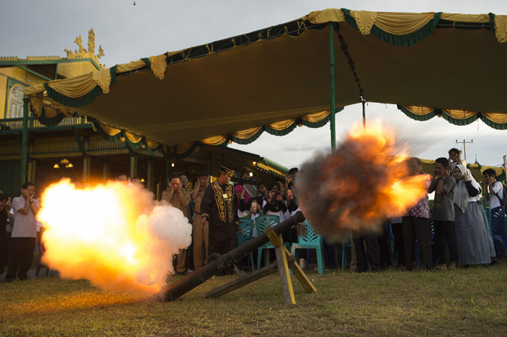Pangeran Ratu Kertanegara Gusti Kamboja menyalakan meriam saat perhelatan Rumah Peradaban bertajuk Gawai Arkeologi, di kawasan Keraton Matan Tanjungpura, Ketapang, Kalimantan Barat.