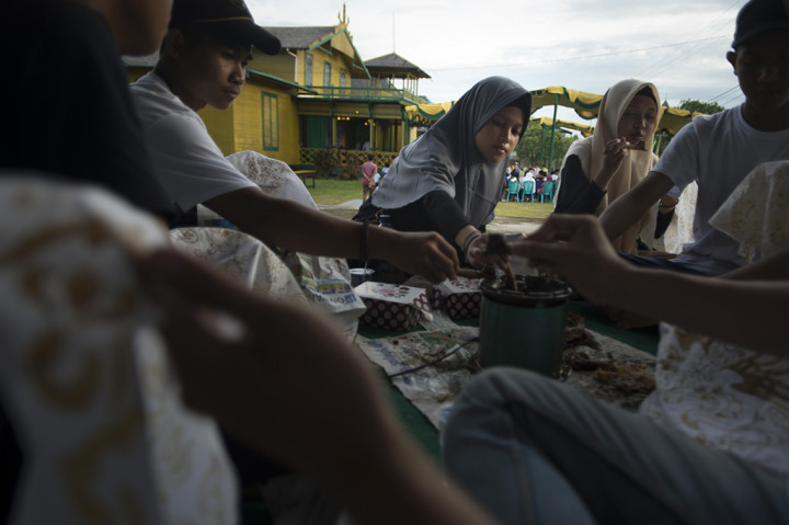 Sejumlah siswa belajar 