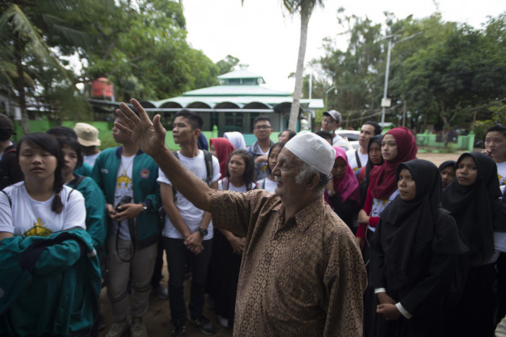 Tokoh agama Habib Azan Thalib menerangkan sejarah Kampung Arab Ketapang saat jelajah budaya rangkaian dari perhelatan Rumah Peradaban bertajuk Gawai Arkeologi, di kawasan Keraton Matan Tanjungpura, Ketapang, Kalimantan Barat.