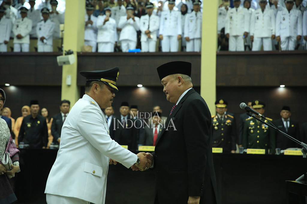 Hal itu langsung dilakukan Gubernur Sumsel di Aula Bina Praja Pemprov Sumsel. Pelantikan Ilyas Panji Alam dilakukan setelah 1 tahun lebih menjabat sebagai Pelaksana Tugas Bupati Ogan Ilir.
