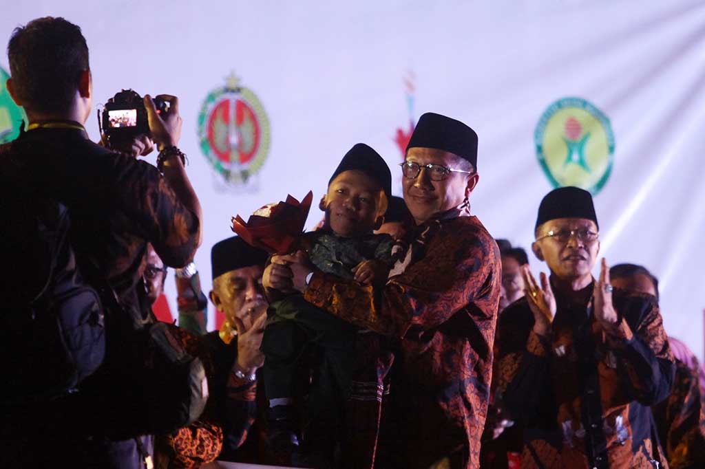 Menteri Agama Lukman Hakim Saifuddin (kedua kanan) menggendong pelajar madrasah inklusif saat pembukaan Aksioma serta KSM Tingkat Nasional 2017.