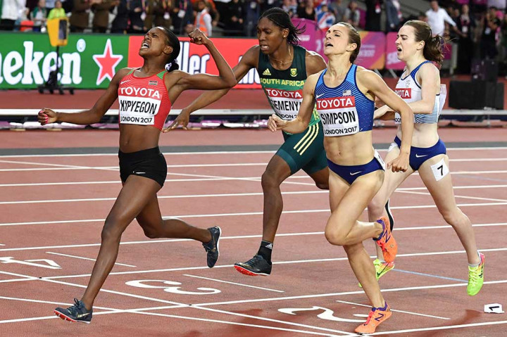 Pelari Kenya Faith Kipyegon menyentuh garis finis pertama pada final 1.500 meter putri Kejuaraan Dunia Atletik 2017, di Stadion London, London, Senin (7/8/2017) waktu setempat.