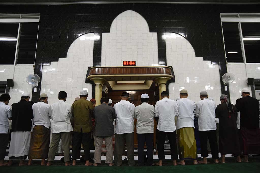 Sejumlah umat muslim melaksanakan salat gerhana bulan di Masjid Al-Falah Surabaya, Jawa Timur, Selasa (8/8/2017) dini hari. Salat tersebut bertujuan untuk bersyukur dan selalu mengingat kebesaran Allah SWT, pencipta alam semesta. ANTARA/M Risyal Hidayat