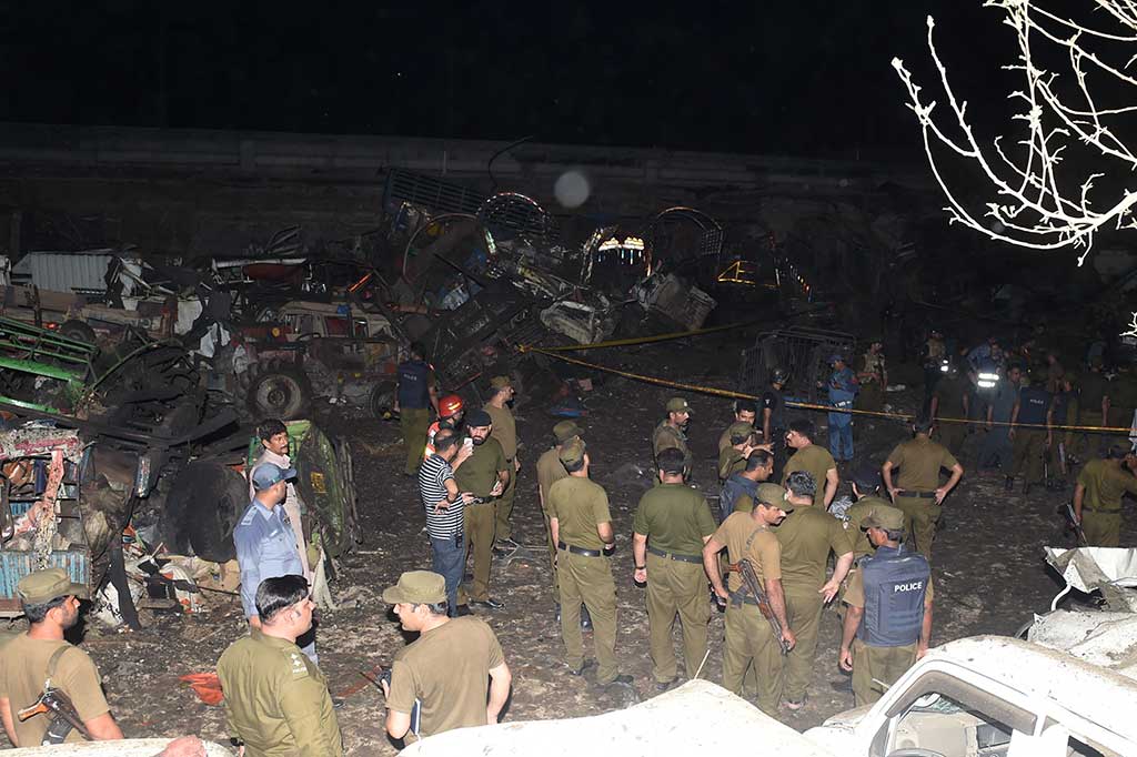 Menurut pejabat pemerintah, pelaku meletakkan bahan peledak di dalam truk yang dipenuhi buah.