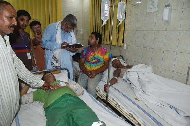 Sedikitnya 34 orang luka-luka, tiga di antaranya dalam kondisi kritis. Korban luka-luka kebanyakan adalah warga sipil yang tengah lewat wilayah tersebut.