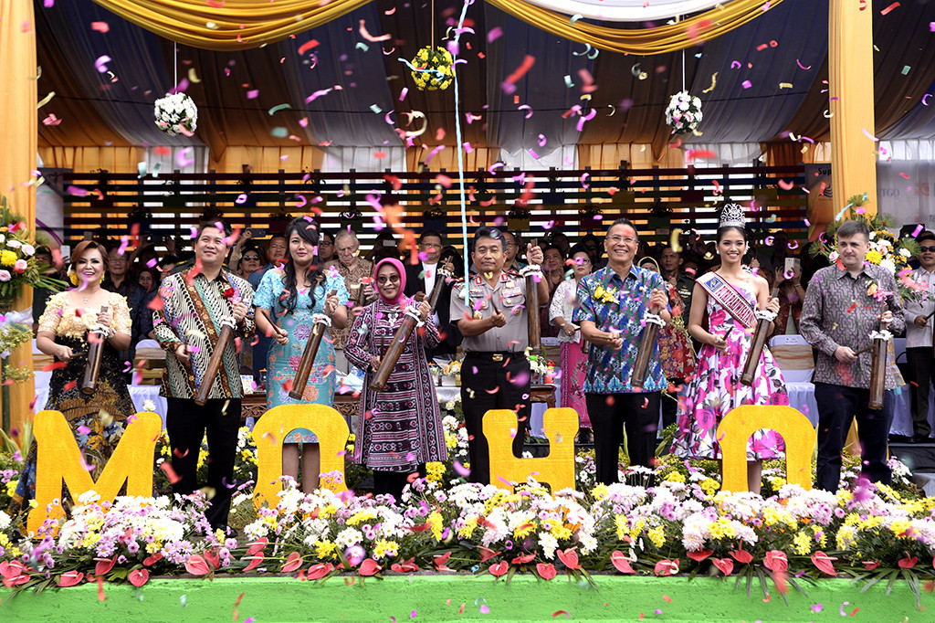 Wakil Gubernur Sulut Steven Kandou, Deputi Bidang Pengembangan dan Pemasaran Wisata Nusantara Kementerian Pariwisata Esthy Reko Astuti, Kapolda Sulut Irjen Pol. Bambang Waskito, Walikota Tomohon Jimmy Eman dan Wakil Walikota Tomohon Syerly Sompotan membuka Tomohon International Flower Festival (TIFF) 2017 di Tomohon, Sulawesi Utara.