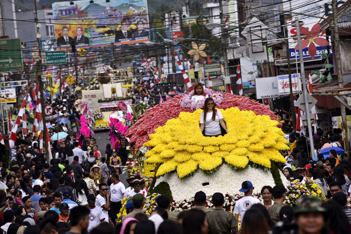 Ribuan warga antusias menyaksikan parade kendaraan hias pada Tomohon International Flower Festival (TIFF) 2017.