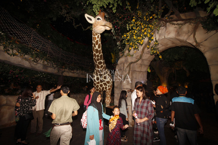 Seperti namanya Madagaskar, interior resto ini seperti dipenuhi pepohonan dan aneka rupa patung binatang. Saat kaki menginjakan ruangan resto, suasana seperti berada di hutan langsung terasa.