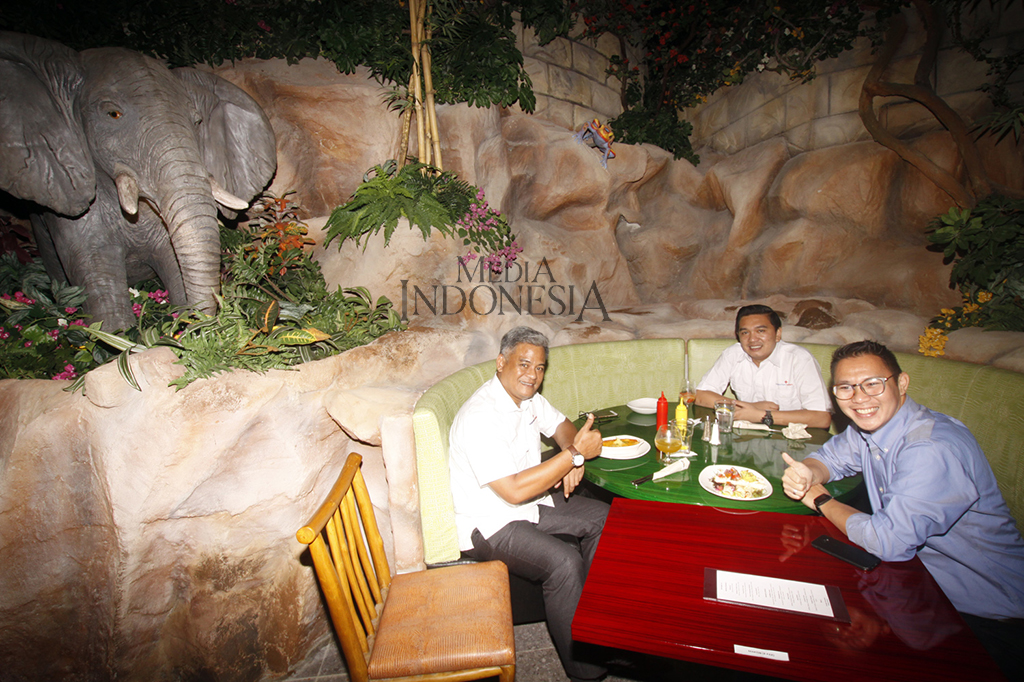 Bertempat di lantai 5 Plaza Senayan, Jakarta Pusat, restoran ini mengusung tema hutan bagi para pengunjung.