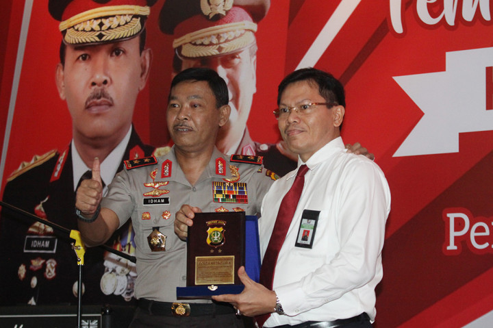 Kapolda Metro Jaya Irjen Pol Idham Azis memberikan penghargaan kepada Dirresnarkoba Polda Banten Kombes Pol Juliat Permadi Wibowo saat acara penghargaan kepada anggota berprestasi yang mengungkap penyelundupan satu ton sabu sindikat internasional di Polda Metrojaya.