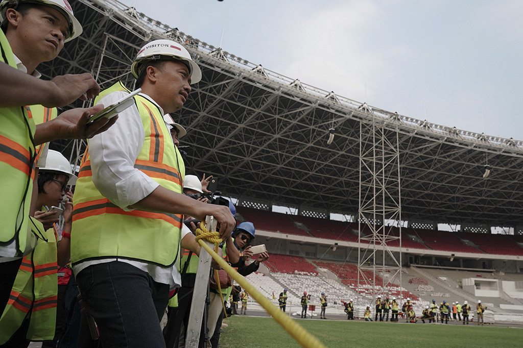 Menpora Imam Nahrawi didampingi Staf Khusus Menpora Taufik Hidayat meninjau proses renovasi Stadion Utama Gelora Bung Karno.