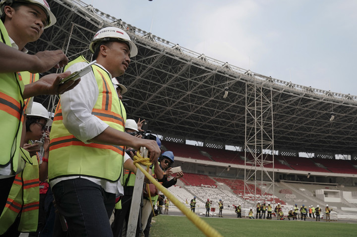 Menpora Imam Nahrawi didampingi Staf Khusus Menpora Taufik Hidayat meninjau proses renovasi Stadion Utama Gelora Bung Karno.