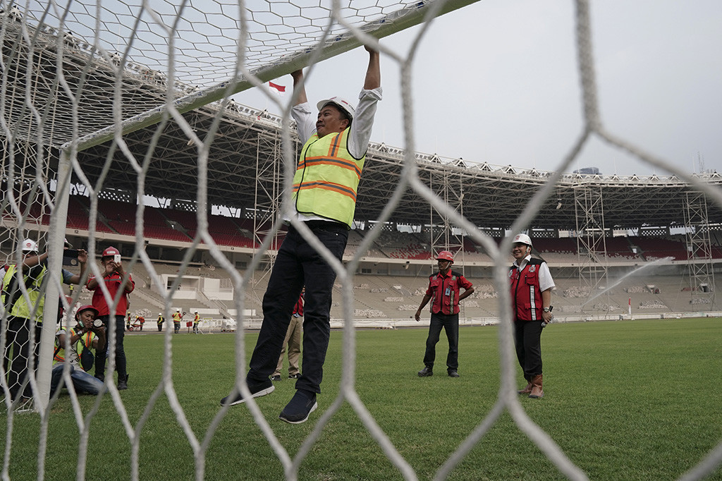 Menpora Imam Nahrawi bergelantungan di mistar gawang ketika meninjau proses renovasi Stadion Utama Gelora Bung Karno, Senayan, Jakarta.