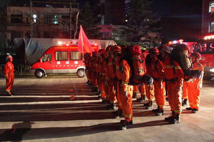 Sejauh ini, Kabupaten Jiuzhaigou telah mengirim lebih dari 90 kendaraan darurat dan 1.200 personel untuk ikut dalam upaya pertolongan.