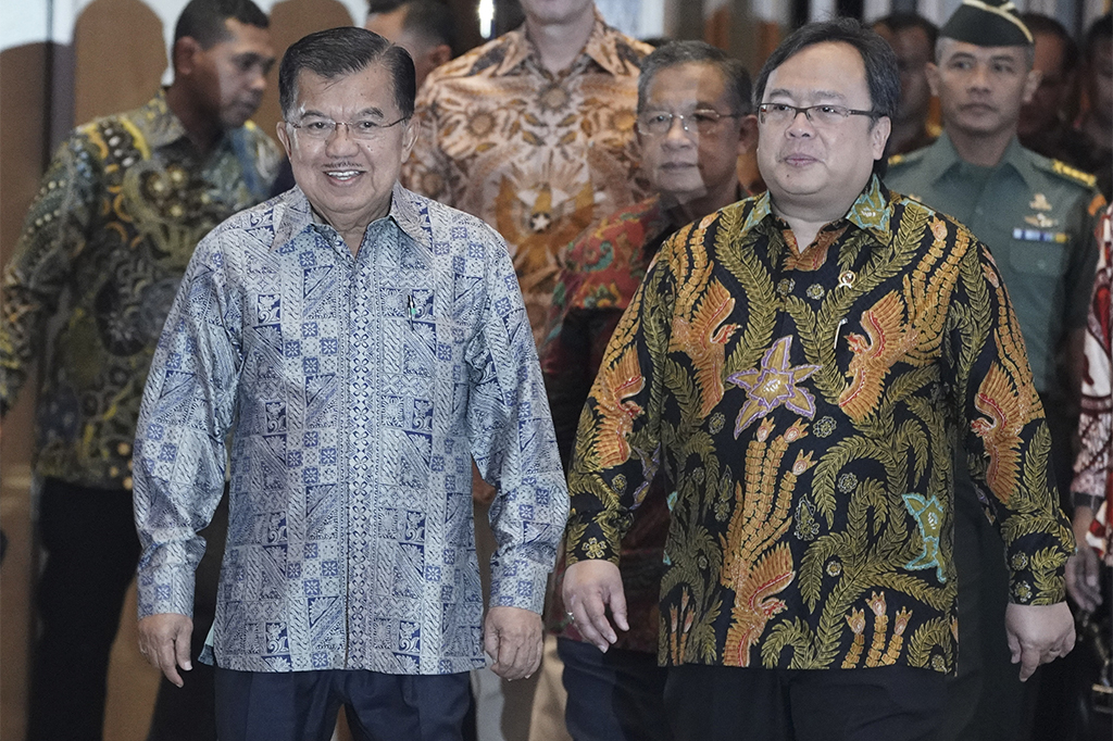 Wakil Presiden Jusuf Kalla (kiri) didampingi Menko Perekonomian Darmin Nasution (tengah) dan Menteri PPN/Bappenas Bambang Brodjonegoro (kanan) menghadiri pembukaan Indonesia Development Forum yang diselenggarakan oleh Kementerian PPN/Bappenas bersama Australian Department of Foreign Affair and Trade, di Jakarta, Rabu (9/8/2017).