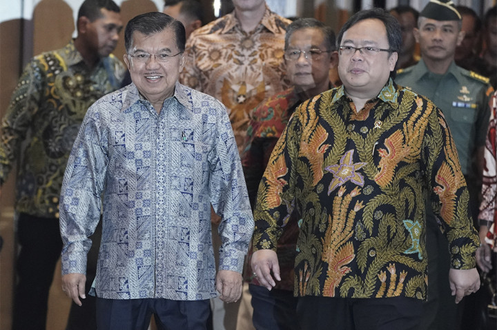 Wakil Presiden Jusuf Kalla (kiri) didampingi Menko Perekonomian Darmin Nasution (tengah) dan Menteri PPN/Bappenas Bambang Brodjonegoro (kanan) menghadiri pembukaan Indonesia Development Forum yang diselenggarakan oleh Kementerian PPN/Bappenas bersama Australian Department of Foreign Affair and Trade, di Jakarta, Rabu (9/8/2017).