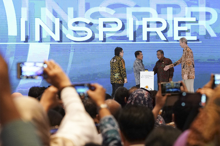 Wapres berbincang dengan Menko Perekonomian Darmin Nasution (kedua kanan), Menteri PPN/Bappenas Bambang Brodjonegoro (kiri) dan Minister-Counsellor Kedutaan Besar Australia Bradley Armstrong usai membuka Indonesia Development Forum.