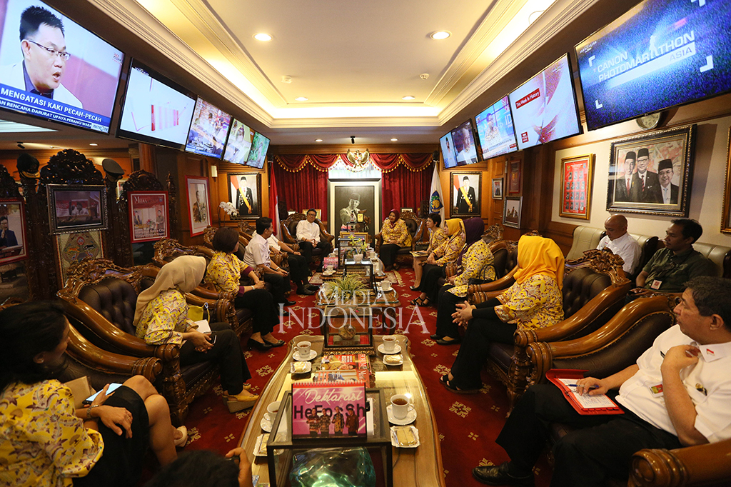 Menteri Dalam Negeri Tjahjo Kumolo menerima kedatangan Ketua Umum Pimpinan Pusat Kesatuan Perempuan Partai Golkar (PP KPPG) Ulla Nuchrawati, Wakil Ketua Umum PP KPPG Nurul Arifin dan Ketua Pemenangan Pemilu PP KPPG Marlinda Irwanti Poernomo di Kementerian Dalam Negeri, Jakarta. 