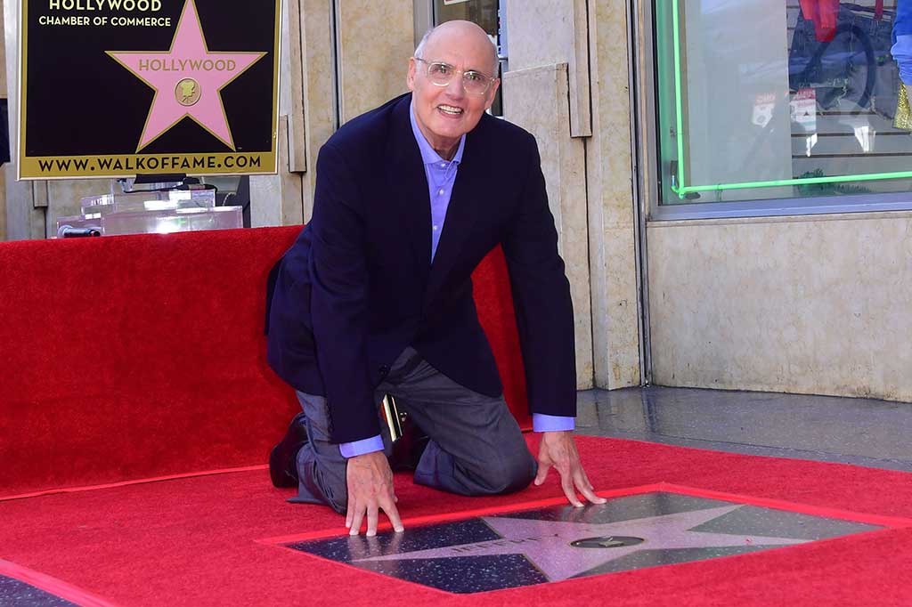 Aktor Jeffrey Tambor berpose di samping bintang barunya di Hollywood Walk of Fame, di Hollywood, California, Selasa (8/8/2017) waktu setempat.