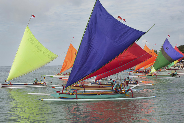 Kompetisi perahu tradisional memeriahkan Sanur Village Festival 2017 di Pantai Segara Ayu, Sanur, Bali.