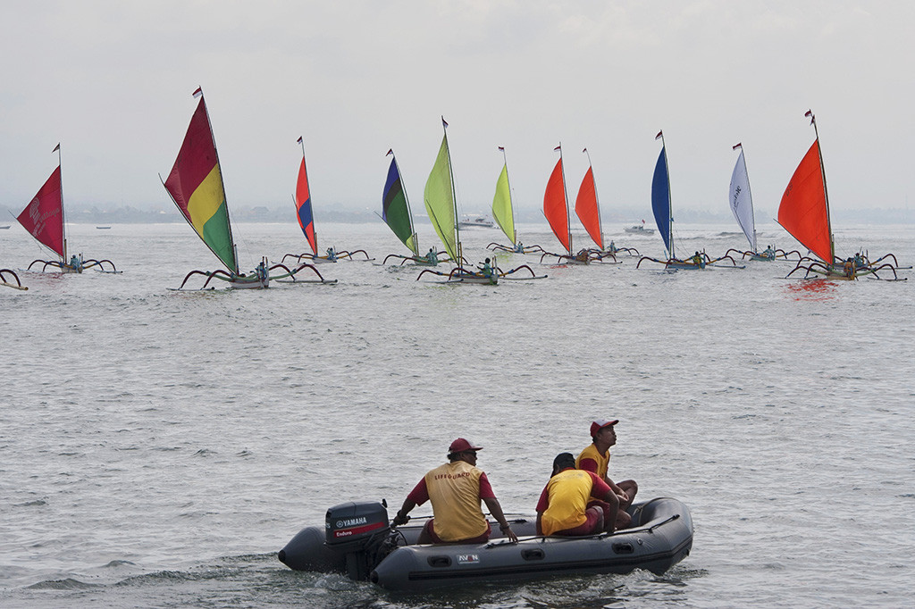 Sejumlah nelayan memacu perahu layar mereka saat kompetisi perahu tradisional untuk memeriahkan Sanur Village Festival 2017.
