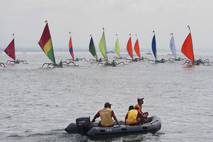 Sejumlah nelayan memacu perahu layar mereka saat kompetisi perahu tradisional untuk memeriahkan Sanur Village Festival 2017.