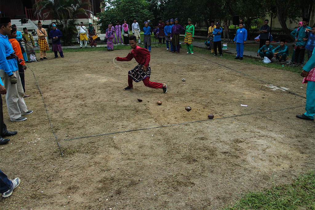 Sejumlah permainan rakyat akan digelar dalam rangkaian Hari Ulang Tahun (HUT) Riau ke 60 di  Taman Budaya Pekanbaru, Riau.