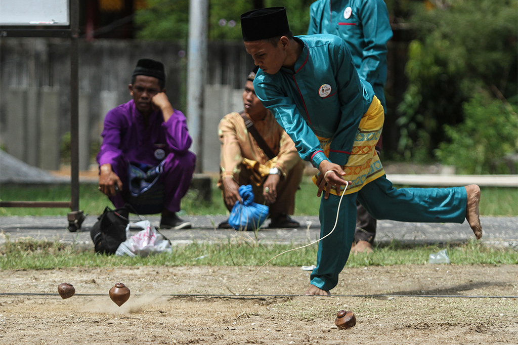 Diantaranya permainan rakyat 