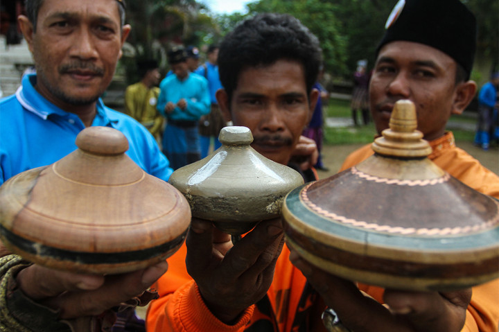 Permainan rakyat ini digelar dalam rangka HUT ke-60 Riau, sekaligus upaya pelestarian warisan budaya setempat. 
