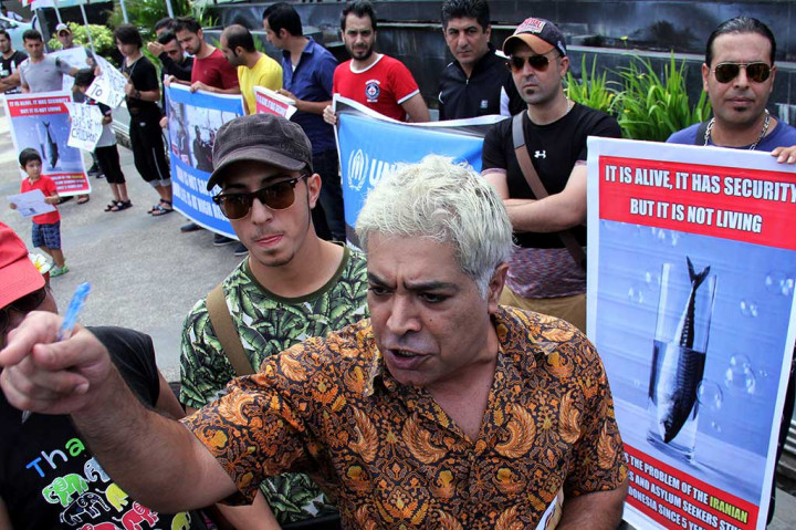 Puluhan imigran asal Iran berunjuk rasa di depan kantor perwakilan United Nations High Commissioner for Refugees (UNHCR), Makassar, Sulawesi Selatan, Rabu (9/8/2017). ANTARA/Abriawan Abhe