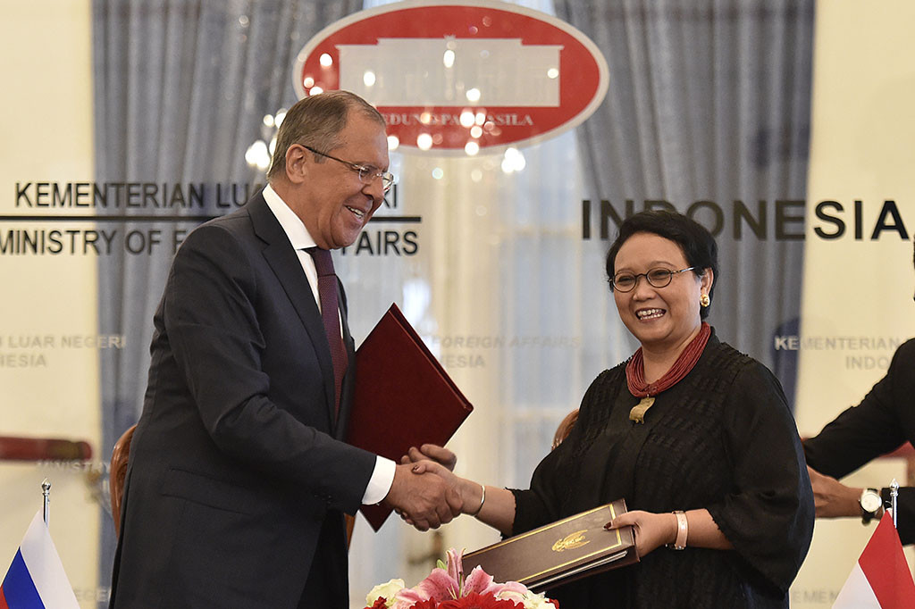 Dalam pertemuan bilateral itu, kedua Menlu menandatangani dokumen Rencana Konsultasi antara Kementerian Luar Negeri Indonesia dan Rusia untuk periode 2017-2019.