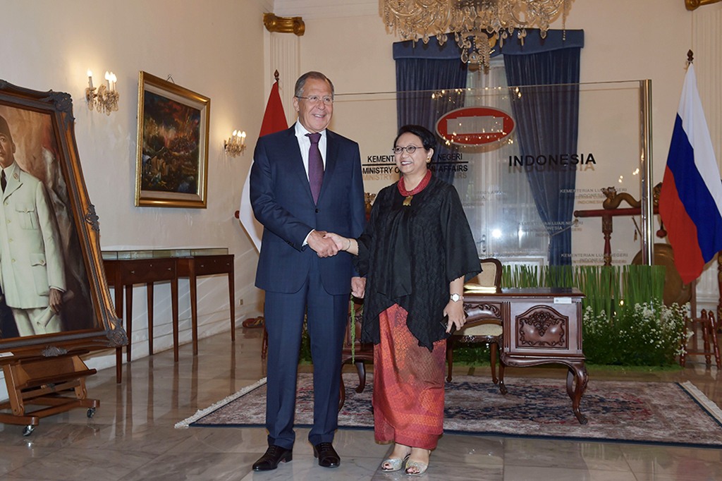 Menlu Retno menyebutkan bahwa beberapa topik kerja sama bilateral yang menjadi fokus pembahasan, salah satunya di bidang politik dan keamanan. 