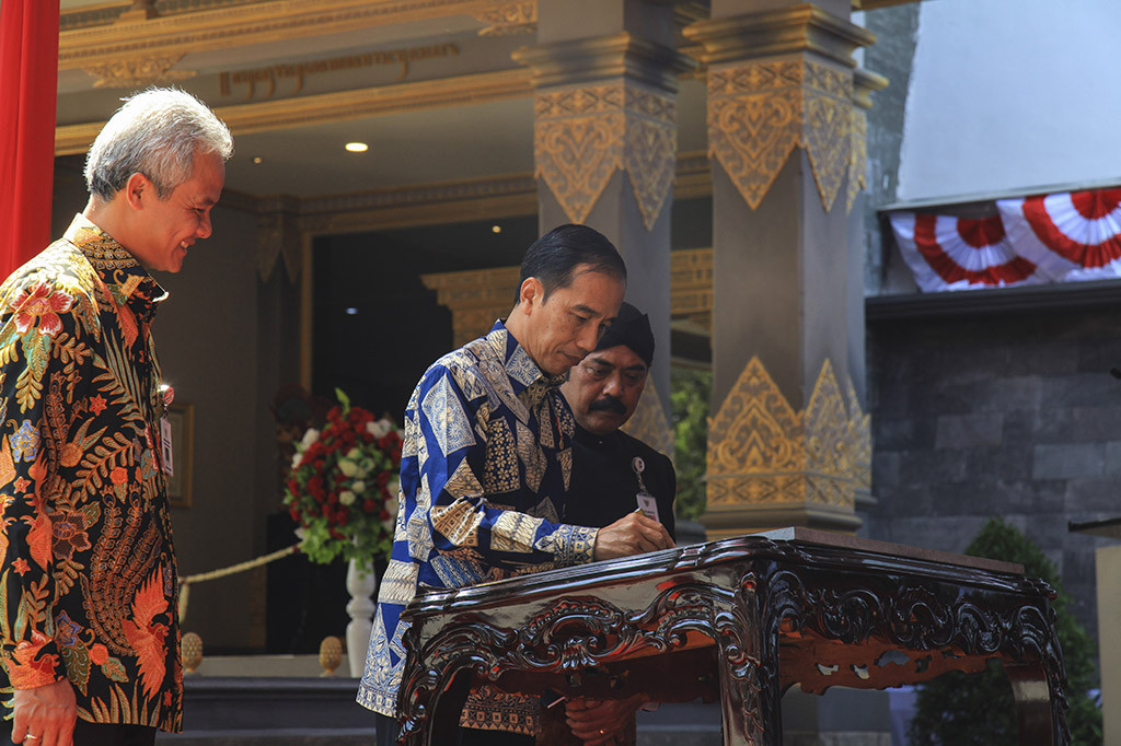 Presiden Joko Widodo didampingi Gubernur Jawa tengah Ganjar Pranowodan Wali Kota Solo FX Hadi Rudyatmo membubuhkan tanda tangan pada batu prasasti saat meresmikan Museum Keris Nusantara di Solo, Jawa Tengah.