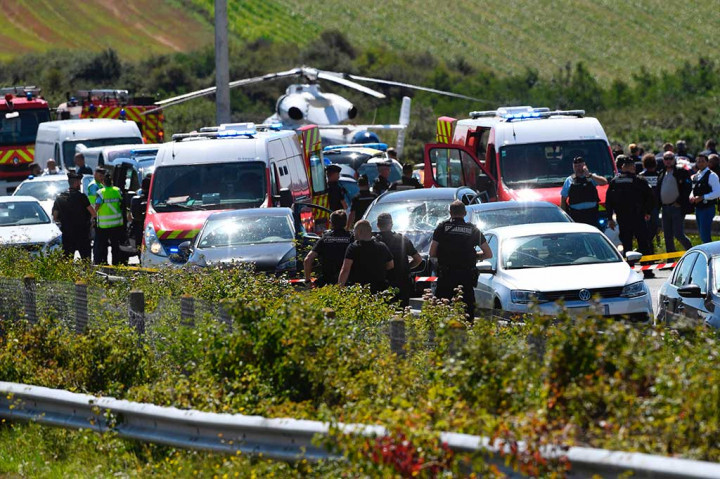 Polisi menyergap seorang pria yang diduga menabrakkan mobilnya ke sekelompok tentara Prancis, di jalan raya A16, dekat Marquise, utara Prancis, Rabu (9/8/2017).