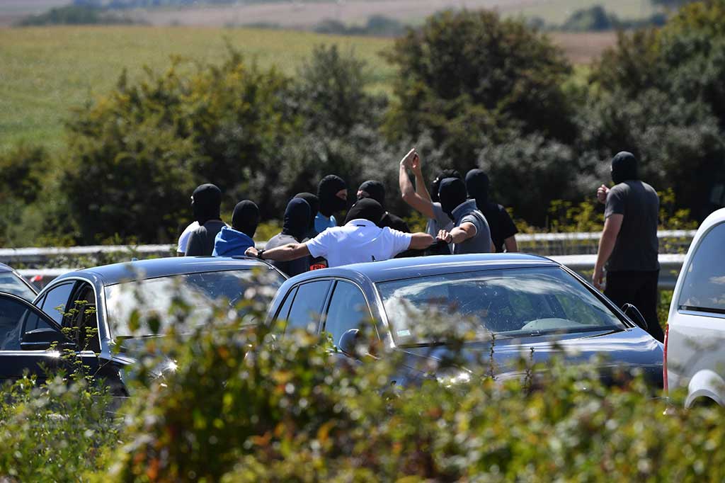 Tersangka, seorang pria berusia sekitar 36 tahun, telah dirawat di rumah sakit setelah polisi menembaknya lima kali.