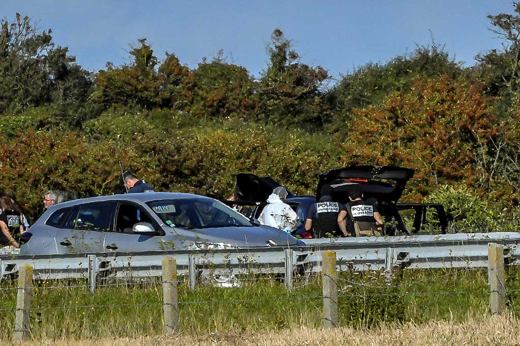 Tidak jelas apa yang memotivasi tersangka melakukan aksinya tersebut.