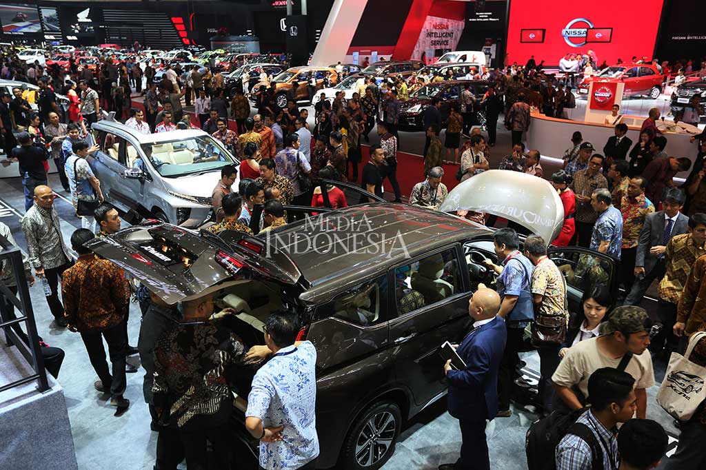 Pengunjung memadati pameran otomotif Gaikindo Indonesia International Auto Show 2017 di ICE, BSD City, Tangsel. 