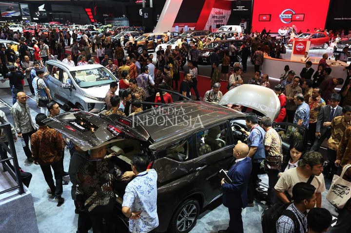 Pengunjung memadati pameran otomotif Gaikindo Indonesia International Auto Show 2017 di ICE, BSD City, Tangsel. 
