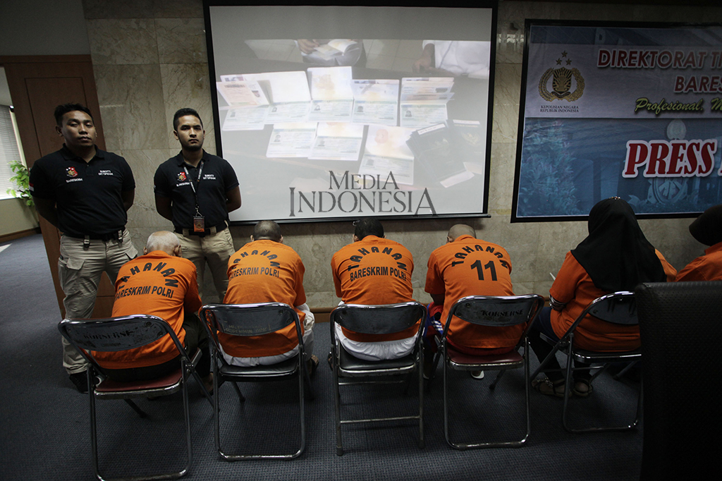 Bareskrim Mabes Polri mengungkap kasus perdagangan orang ke Suriah dan Abu Dhabi.