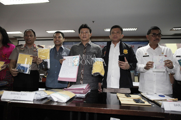 Polisi juga mengamankan barang bukti berupa 18 paspor, 2 buku tabungan 1 bendel catatan keuangan, 1 buah buku kecil merk Mirage Batik warna coklat yang berisi catatan keuangan, 1 bendel formulir Housemaid Application.