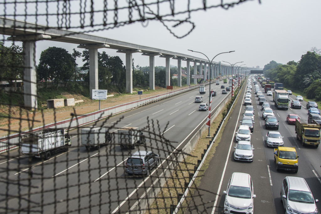 Pada tahap pertama ini, pembangunan LRT terdiri dari titga lintas yakni Cibubur-Cawang, Bekasi Timur-Cawang, Cawang-Dukuh Atas dengan 21 stasiun dan panjang 42,1 kilometer.
